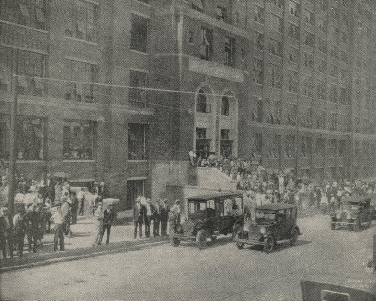 So before construction of their new HQ, Sears had already become a hit in the area & had a prime location w/ direct rail access.Construction started in January of 1926 and was finished August 2nd. Despite efforts by Sears to unite the community, racial lines were still drawn.