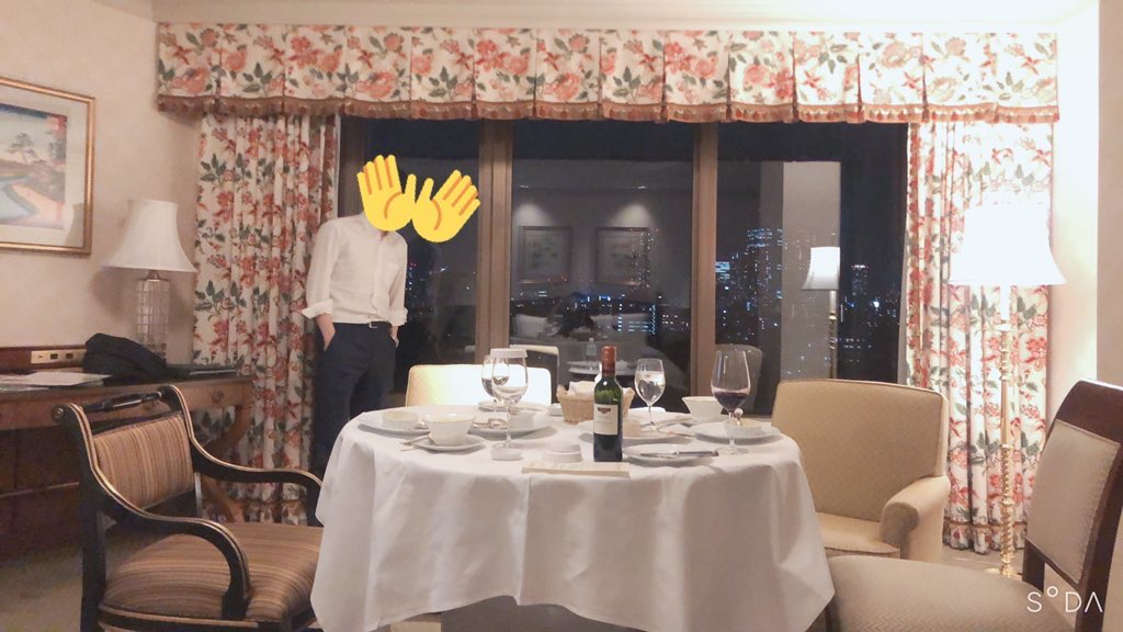 1329tmtm's tweet photo. 誕生日だったので椿山荘に泊まるなどした。
部屋でディナーをいただいた。 https://t.co/0Xk1r6LeHV
