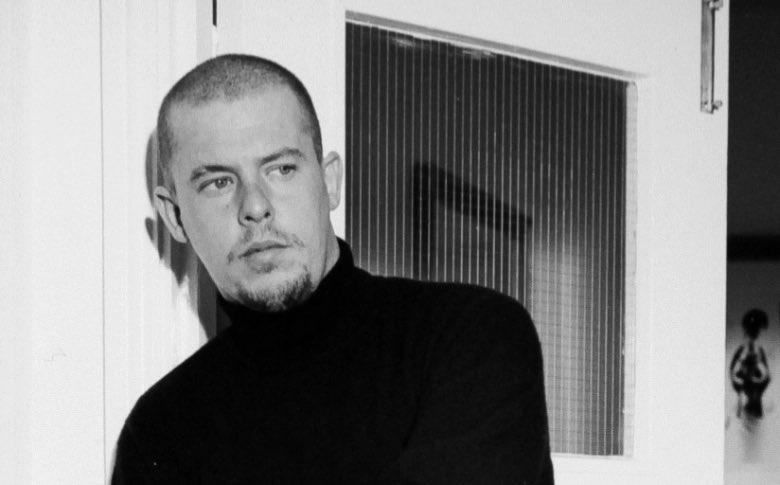 tw // depression, suicideBetween the death of Alexander McQueen and his fictional counterpart This thread is for informational purposes only. I mean no disrespect to Alexander McQueen or Hirohiko Araki. Trigger warnings listed above, viewers discretion is advised.