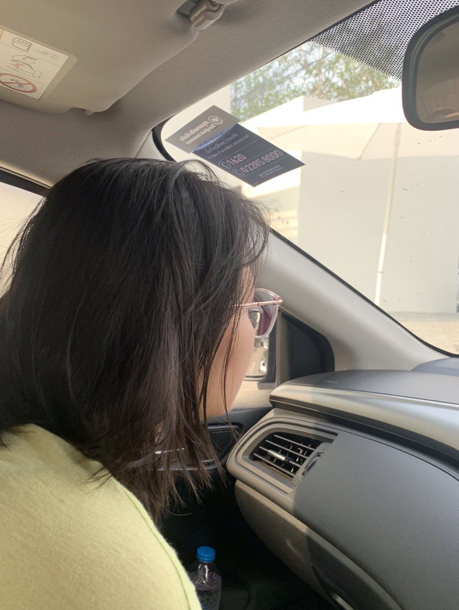 ออกไปกินข้าวกับแฟนสภาพนี้ ผมไม่หวีหน้าไม่แต่งใส่แว่น มันบอกกุน่ารักมาก น่ารักที่สุด55555 อวยจนชั้นรู้สึกตัวเองสวยมาก เวลาอยู่กับมันคือรู้สึกเป็นนางฟ้านางสวรรค์ ชอบตัวเองมากกว่าปกติ