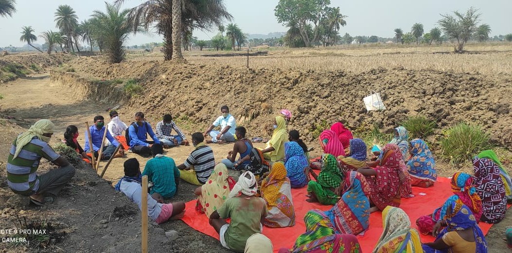YSDIndia's tweet photo. Interface meeting between #MGNREGA beneficiaries and Sarpanch, Samiti Member, JE and GRS on issues related to delay in payment,low wage to women, individual projects. Most of the issues resolved and others assured by service providers in 2blocks in #Ganjam #APPI #CRLR https://t.co/qSv0PoHYP3