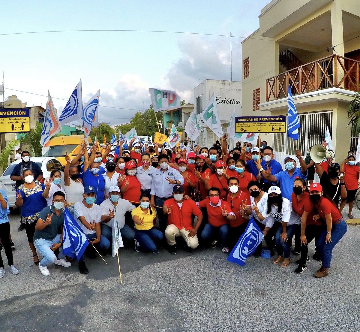 MxTulum's tweet image. Muchas gracias amigos y vecinos de la colonia Guerra de Castas por la confianza y respaldo al candidato a la presidencia municipal de #Tulum @VictorMasT de la coalición #VaPorQuintanaRoo. 🇲🇽🤝