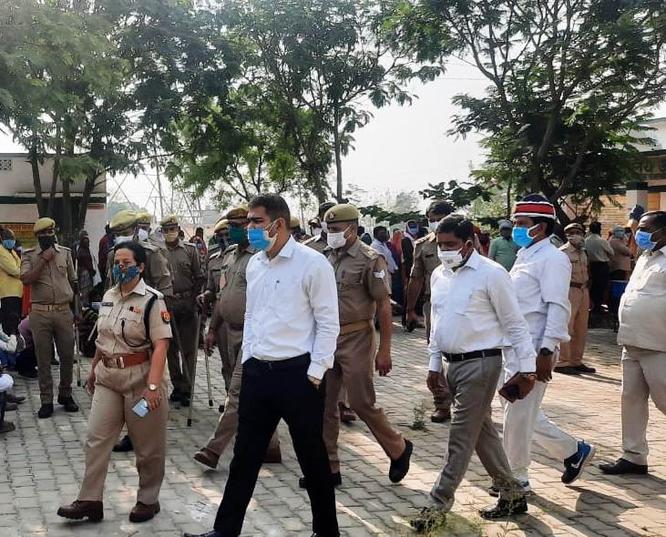 पुलिस अधीक्षक सोनभद्र एवं मुख्य विकास अधिकारी द्वारा जनपद मे त्रिस्तरीय चुनाव के दृष्टिगत निरंतर भ्रमणशील रहकर मतदान केन्द्रों का निरीक्षण किया जा रहा है तथा चुनाव ड्यूटी मे लगे समस्त कर्मचारीगण को मतदान शान्तिपूर्वक सम्पन्न कराये जाने हेतु आवश्यक दिशा-निर्देश दिये जा रहे हैं।