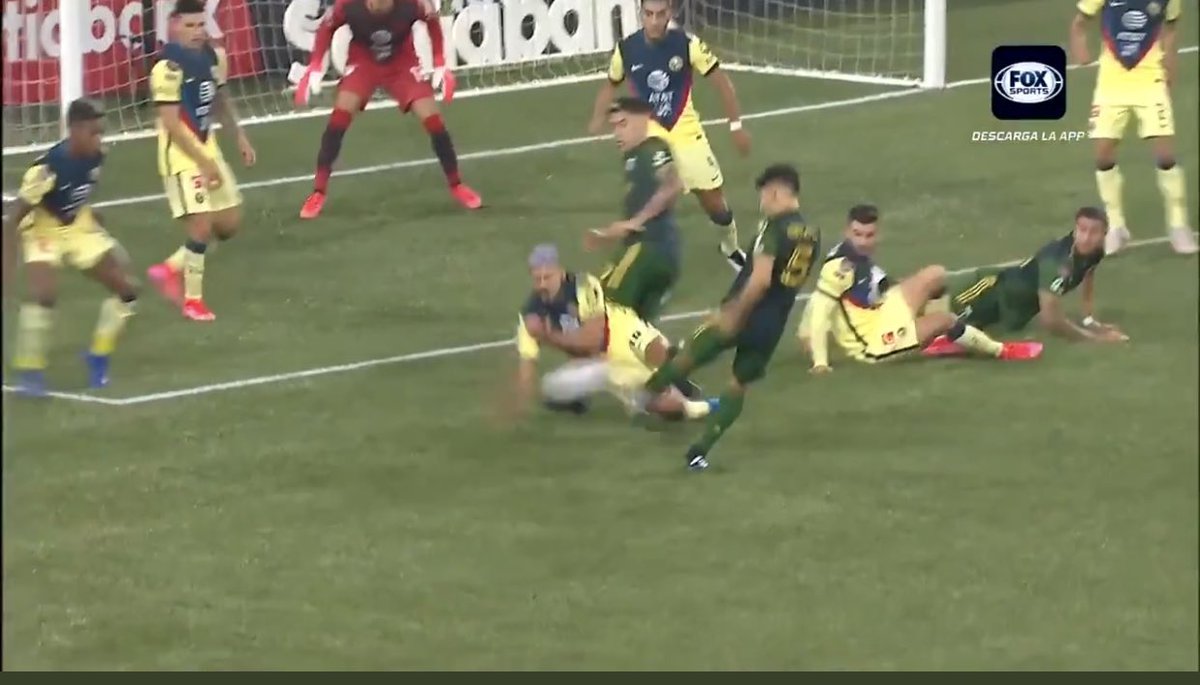 MBRINDIS's tweet photo. @Javier_Alarcon_ Aquí se ve cuando le pega primero en la pierna y de ahí se va a la mano! Bajo la regla de FIFA esto nunca es penal, de la falta previa a Bruno que le hace caer así ya no hablamos mejor...🤦🏻 https://t.co/P6FLWjAIiX