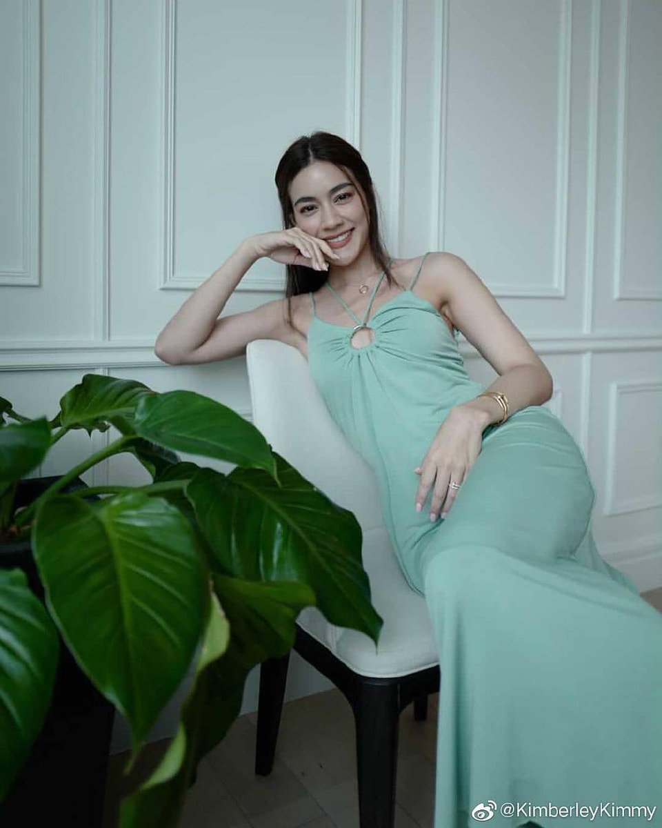 LoveKKimmy's tweet photo. I actually really do love 
green🍃🤍 
#ใส่ชุดสวยสวยวนอยู่บ้านค่ะ
#ploychava #theenvyfox
#คิมเบอร์ลี่ 
#kimmy_kimberley 
Cr. weibo @kimberleykimmy https://t.co/k1F8mqtR9V