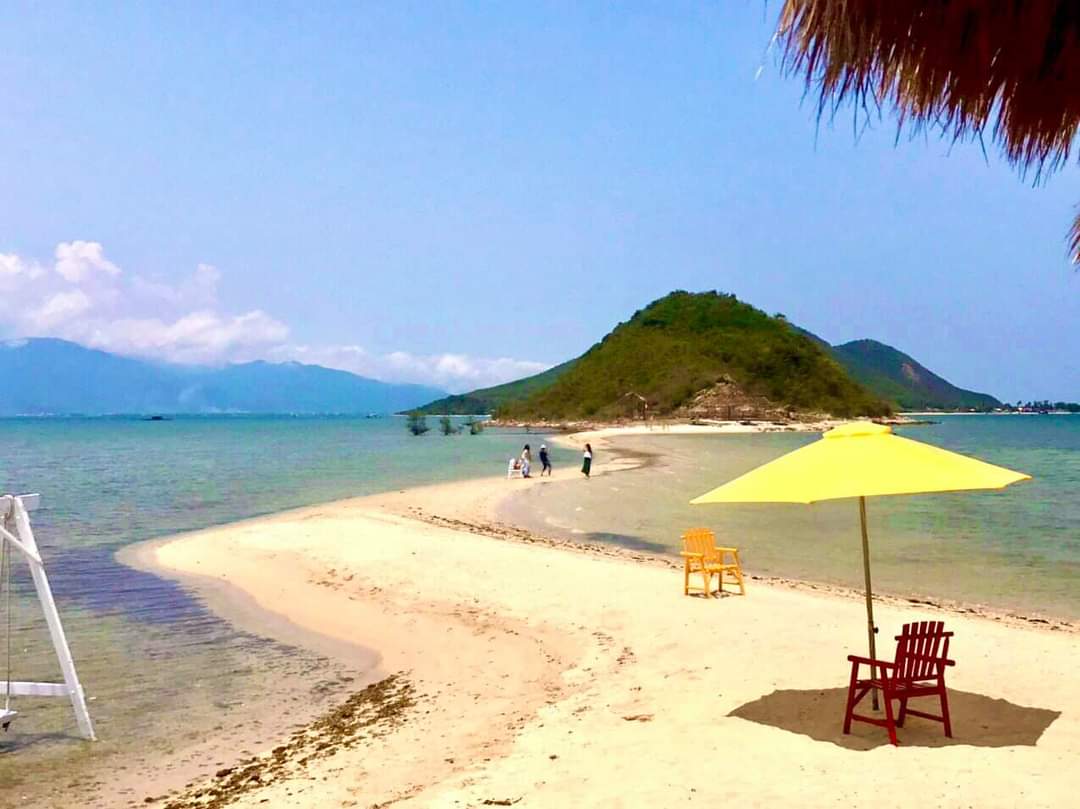 Diep Son Island with the walking path in the sea.