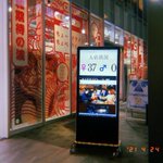 女性の飲食代を男性が負担するバーでは？男性が誰も入店していない!