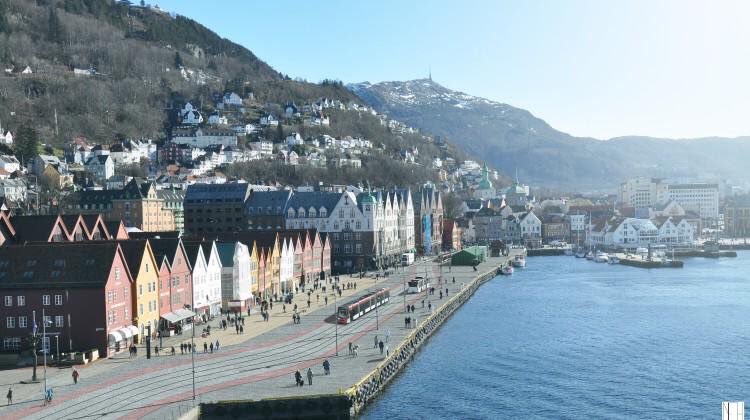 SVKerim's tweet image. Det er ekstremvær og stormflo som er en fare for bryggen, ikke #bybanen. Bybanen er en viktig del av løsningene for å hindre farlige klimaendringer og havnivåstigning. #beby #byutvikling #kmby