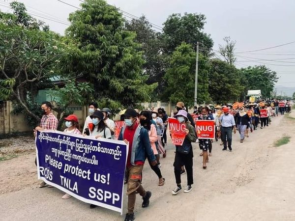 sfys_nn's tweet photo. Anti-coup movement seen today in #Hsipaw, Northern Shan State. People called for the ethnic armed groups, RCSS, TNLA and SSPP which usually reside in Shan State to protect them from Military's brutal terrorism.

#WhatsHappeningInMyanmar
#Apr29Coup 
#WeSupportNUG https://t.co/RJkSdhpAZA