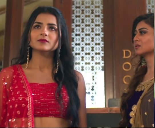 Devi Sabherwal didnt leave the chance to add salt to Anokhi& #39;s wounds.But Anokhi has a spine of steel as she has grown on tougher grounds.She braced herself & walked ahead with her head held high even as her heart cried.  #ShauryaAurAnokhiKiKahani   #ShaKhi