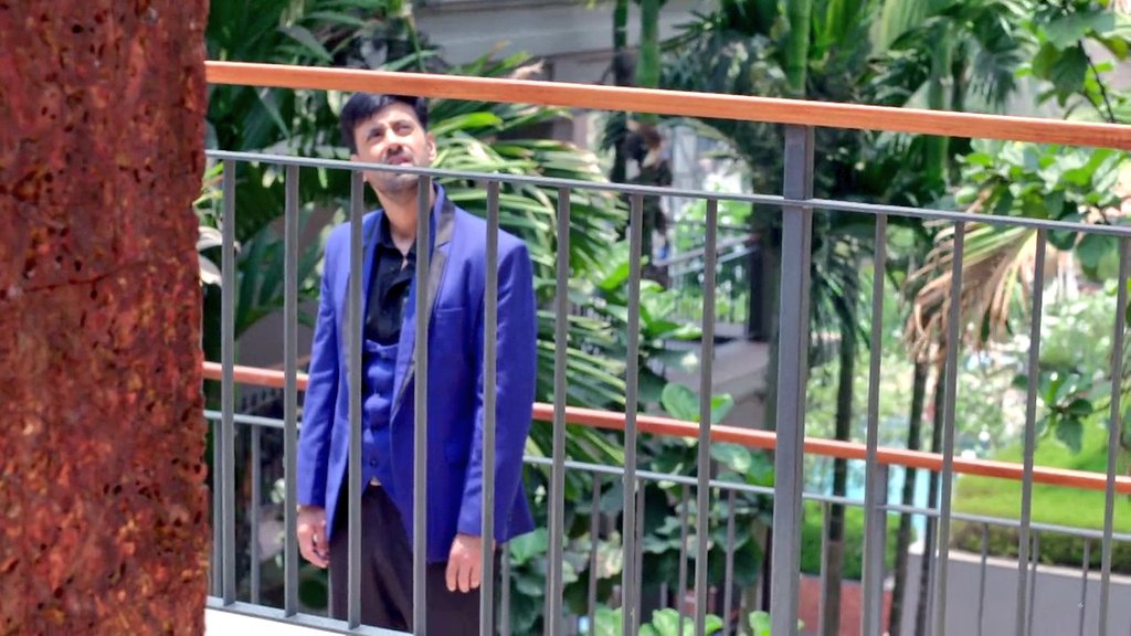 Shaurya walked away with a heavy heart.His everything was slipping away from his hold & he could only stare at her with longing feeling devastated.Shaurya can never be disrespectful to Badimaa and I shudder to think the day it will be revealed to him  #ShauryaAurAnokhiKiKahani