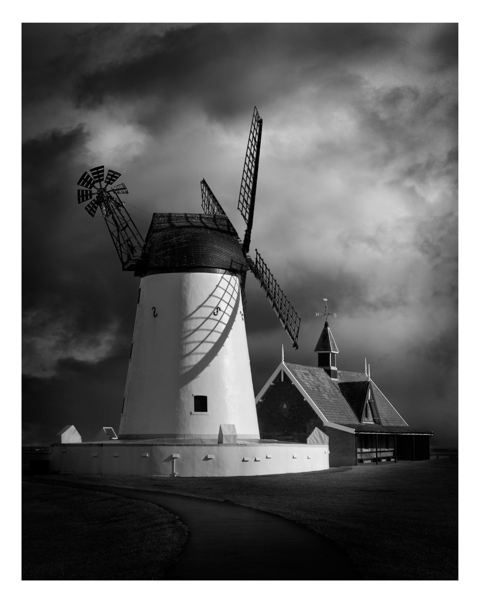 Dark Skies and Windmills #blackandwhite #blackandwhitephoto #bnwphotography @ThePhotoHour @DiscoverFylde #Weather #getoutside #GetOutdoors #bnw_captures #canonphotography #canon5dmarkiv @CanonUKandIE