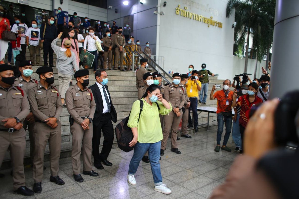 iLawFX's tweet photo. สุรีรัตน์ แม่ #saveเพนกวิน กล่าวว่า เรายอมประนีประนอมแล้ว...ลูกเราแลกด้วยชีวิต ไม่ใช่แค่มาอธิบายว่า ไม่มีเหตุให้เปลี่ยนแปลงคำสั่ง กรุณาตอบเหตุผล 

ทนายความกล่าวว่า เขียนไปในคำร้องเลยว่า หากศาลจะกำหนดเงื่อนไขใดเรายินดี คดีนี้ศาลเคยกำหนดเงื่อนไขให้สมยศ, ไผ่และหมอลำแบงค์มาแล้ว https://t.co/rFp2bTIZPv