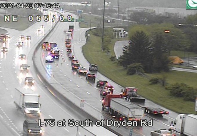 ALERTA DE TRÁFICO: 2 carriles de la izquierda están bloqueados en la I-75 NB en Dryden Rd. debido a un accidente. Espere retrasos en el área. Verifique http: