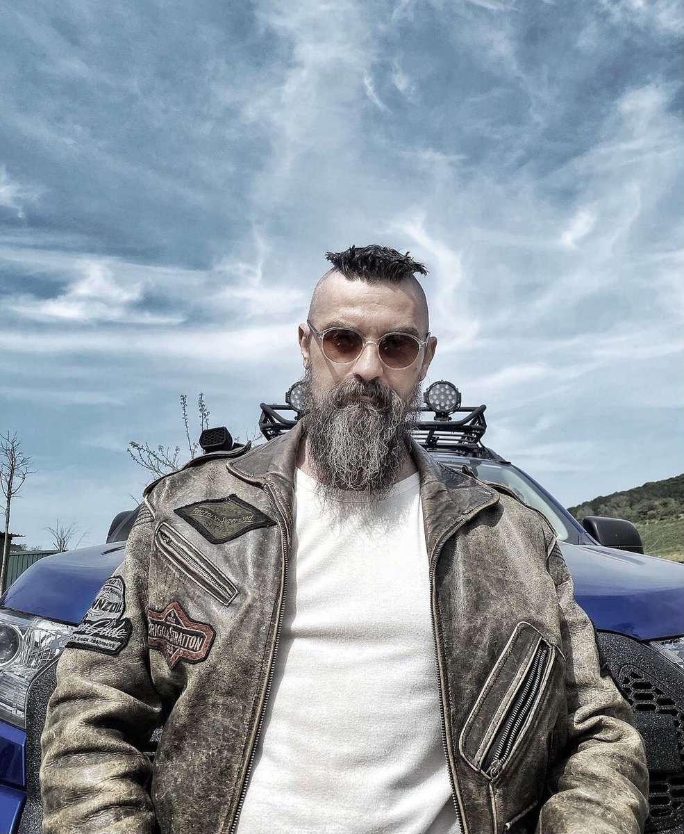 لاتسمح لاحد ان يكون سكر لقهوتك اشربها ساده وحافظ على فخامه كبريائك 🖇🎧