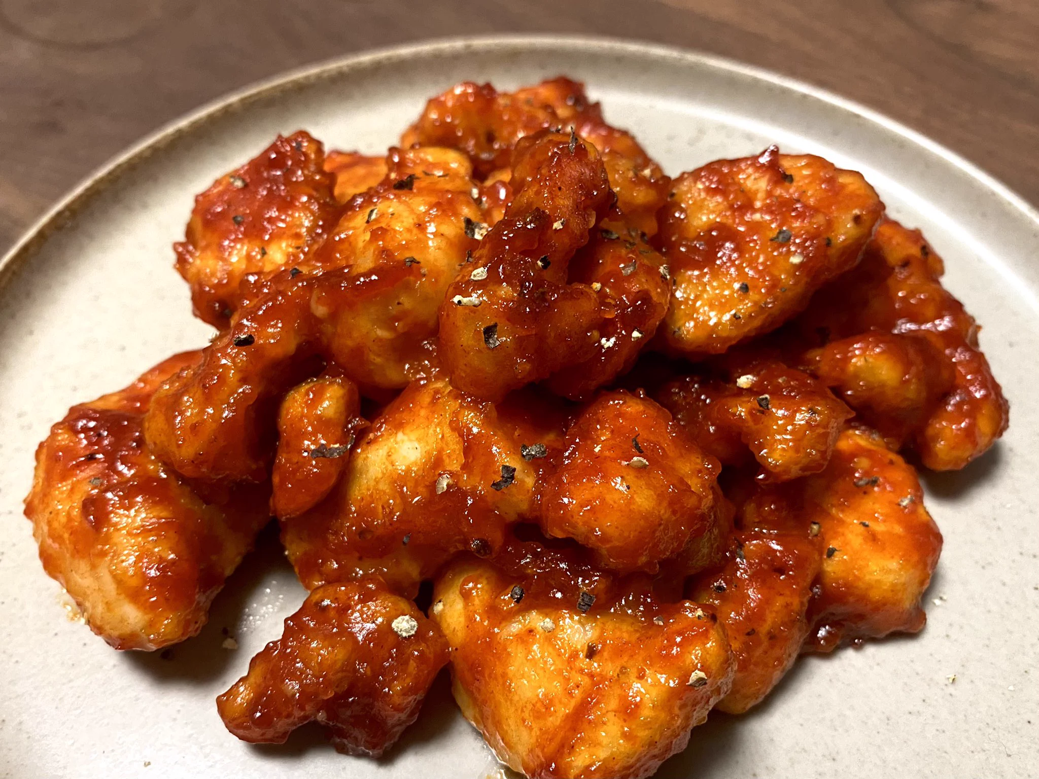 最近よく耳にする料理！
「ヤンニョムチキン」
今回はゆかりさん家のレシピを参考に作らせて頂きました😄
あっという間に完成✨
甘辛い中にほのかな酸味とピリっとした胡椒が効いてて🍚も🍺も進む進む😋
#ヤンニョムチキン #料理好きな人と繋がりたい #おうちごはん #Twitter家庭料理部  