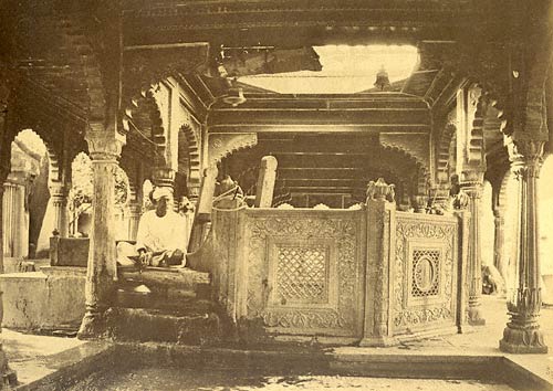 Kashi Vishwanath Temple history In 1194, more than 1000 temples were demolished by Qutub-Al-Din-Aybak. These sites remained untouched for the next 50 years till Razia Sultan constructed a mosque on the forsaken place of the Vishwanath temple.