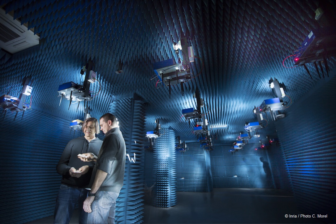 📡 La #5G fait depuis plusieurs années l'objet d'une attention particulière. Débits plus importants, latence fortement réduite et prise en charge d'un grand nombre de dispositifs IoT 📲 On fait le point sur cette nouvelle génération de réseaux mobiles inria.fr/fr/tout-savoir…