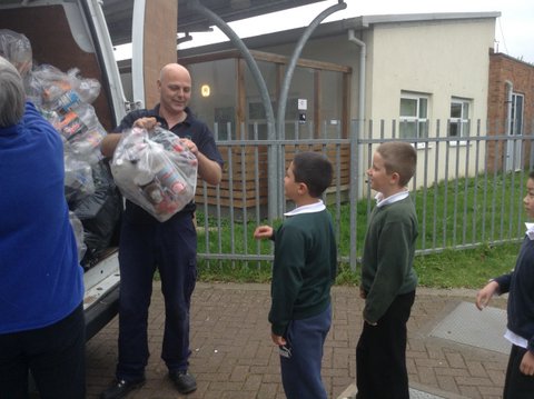 Printwaste's tweet photo. #ThrowbackThursday to when we helped Widden Primary School build an eco-friendly greenhouse out of recycled plastic bottles. Another great idea for #NationalGardeningWeek 🌿 And we had a lot of fun making this one thanks to all of our little helpers! https://t.co/mYHHM0Jpzr