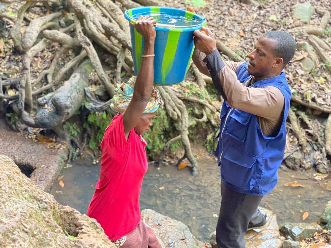 OTinkisso's tweet photo. Il faut réexpliquer ou réinventer le concept du développement en Afrique. Cette affaire a  été trop édulcorée par de bonnes intentions mais avec des actions de dépendance malheureusement.
Parrainez une communauté via #Tinkisso.
@UNICEFGuinea @AntennaFound @diakatop10 @77Camara https://t.co/yd7BfUo9De