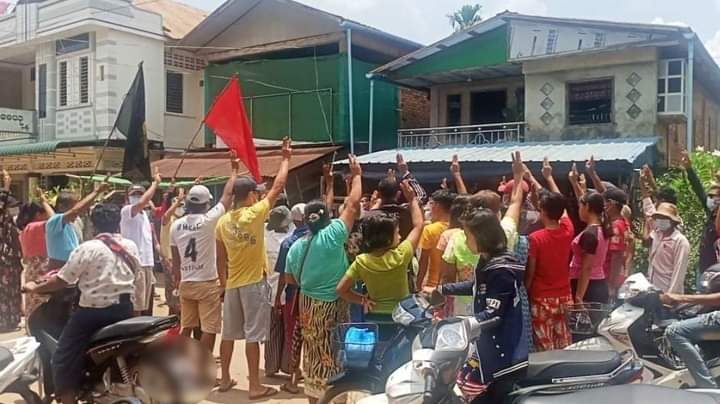 Protesting peacefully by the residents from Kanpauk District,Yayphyu, Dawei !!
#WhatsHappeningInMyanmar
#Apr29Coup