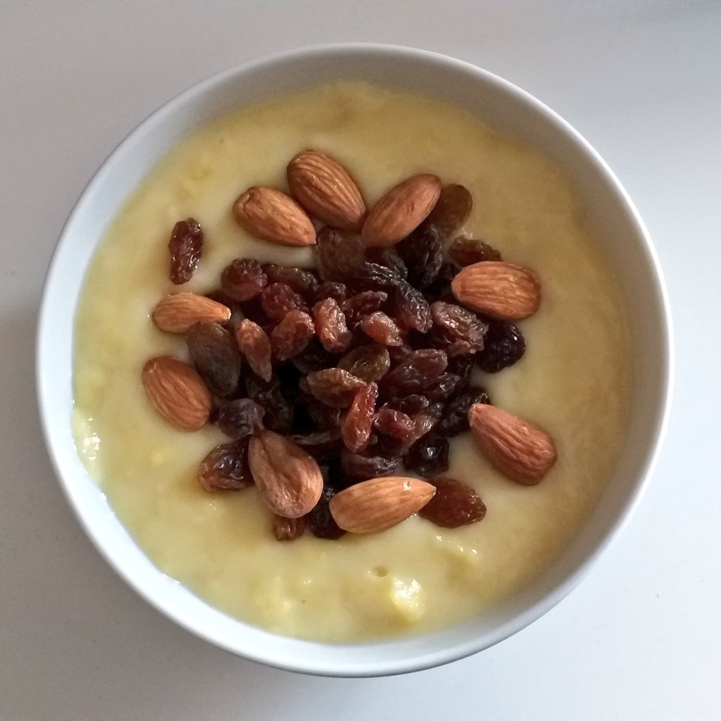 _whateveruneed's tweet photo. Śniadanie: kluski lane na mleku roślinnym, rodzynki i migdały ~ około 400 kcal 🥰❤ #fitkwiecień https://t.co/ZW93J98yXB