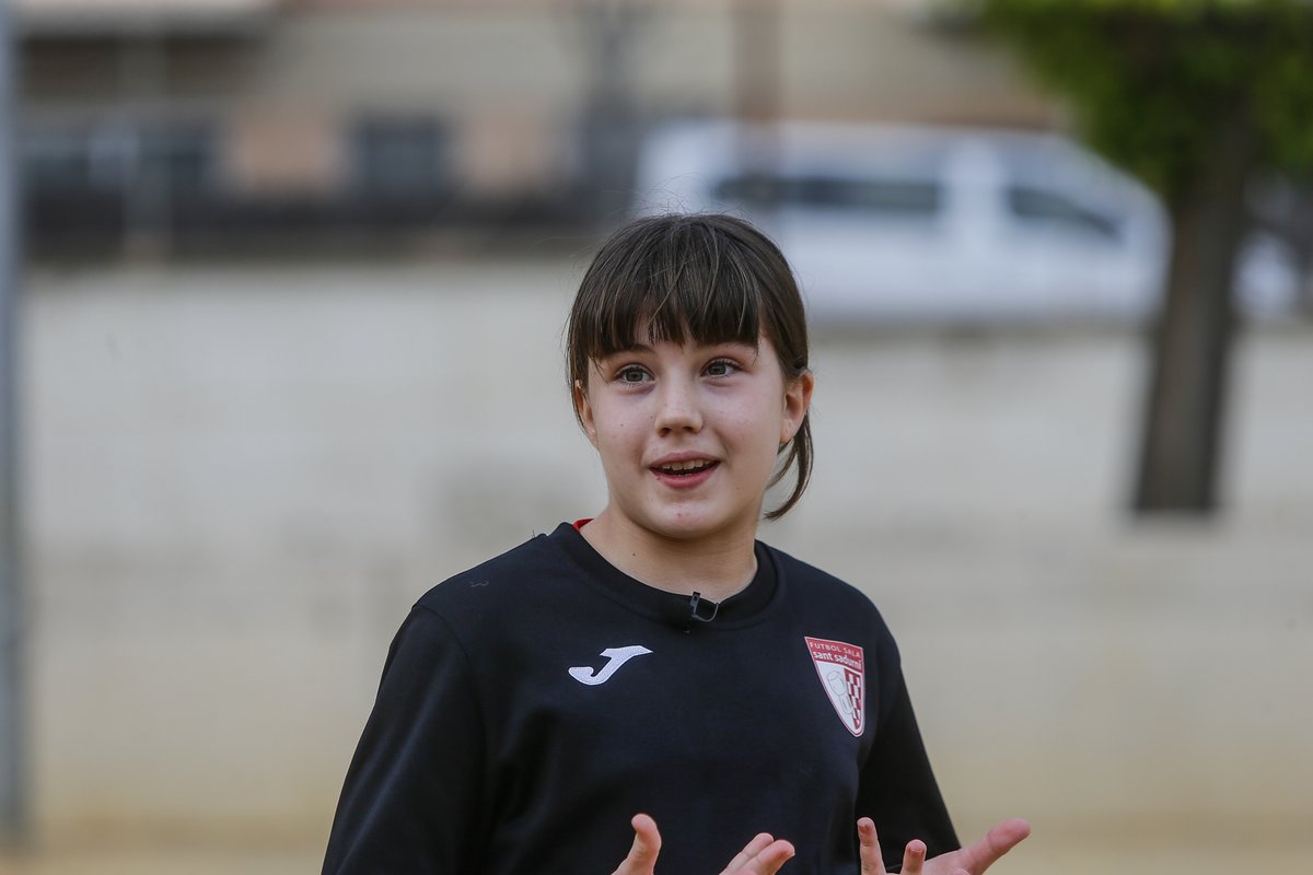 la_frontal's tweet photo. ⚽️🚺 Com s'ha creat el primer equip base femení al @fs_santsadurni? Ho expliquen 👇

🗣️ Eloi Cuscó, responsable de la secció femenina de l’entitat.
🗣️  Magda Gual, primera capitana de la història del club.

🎥 https://t.co/I7crUHquNP

#FCFTV #futsal #futsalfem https://t.co/ty5SbFbXwn