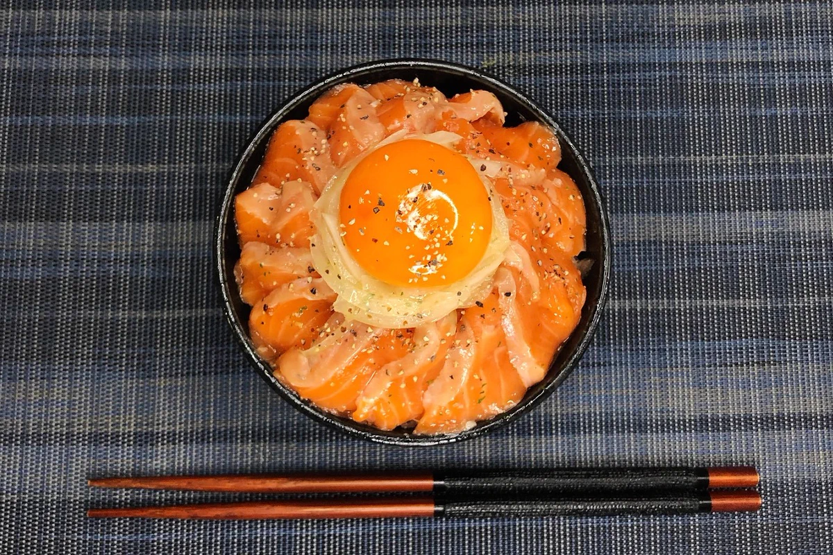 さっぱりしていて美味しい！？「サーモンのオリーブオイル漬け丼」の作り方！