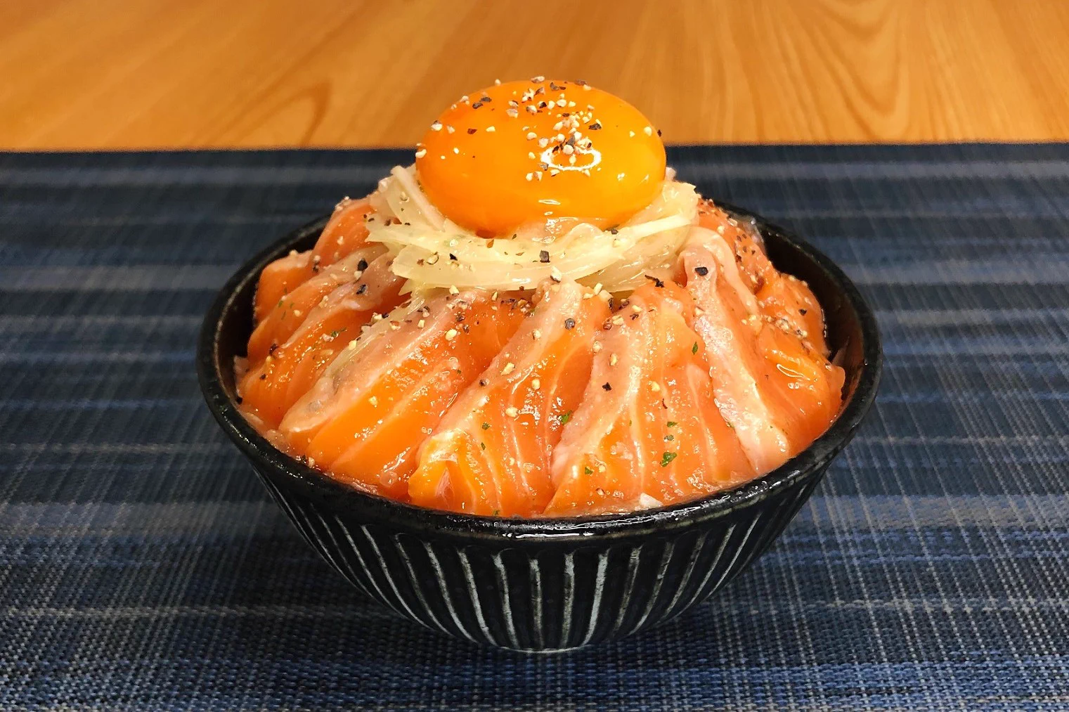 さっぱりしていて美味しい！？「サーモンのオリーブオイル漬け丼」の作り方！