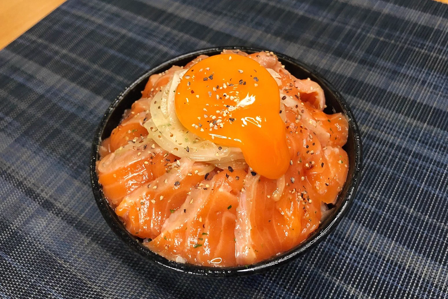 さっぱりしていて美味しい！？「サーモンのオリーブオイル漬け丼」の作り方！