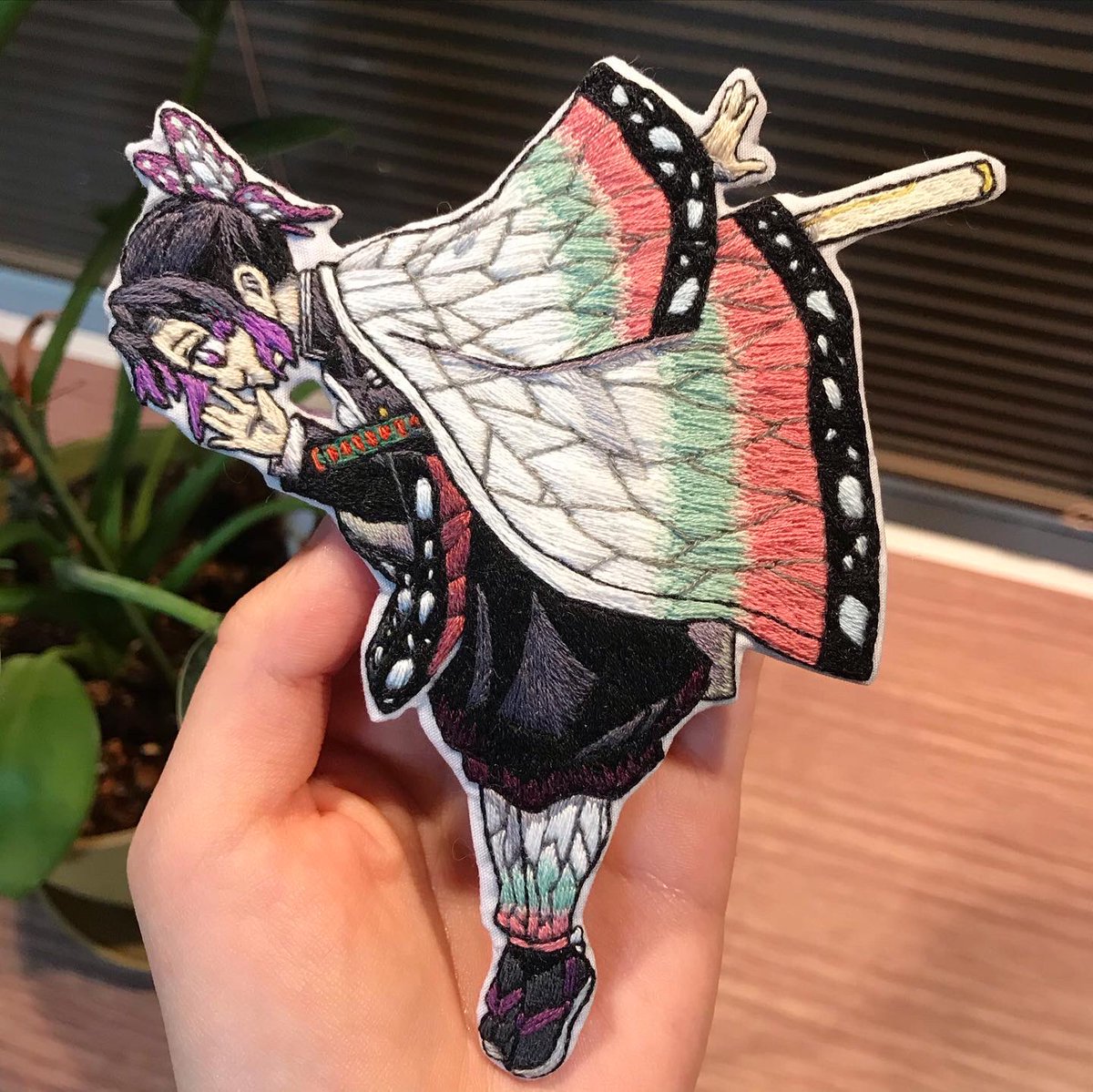 蟲柱の胡蝶しのぶさんを刺繍ブローチにしました🧵🦋🦋🦋 #刺繍 #鬼滅の