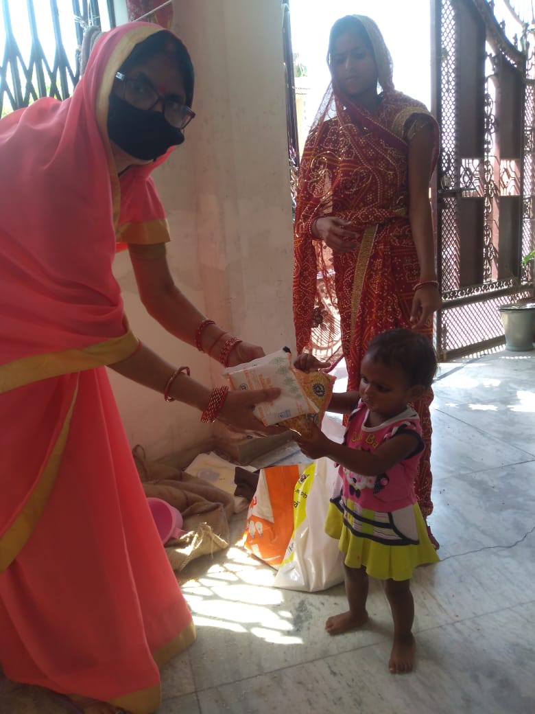 WeCan4Poshan's tweet image. AWW distributing THR to PW, lactating mothers, adolescents &amp;amp; children following the #covid19protocols while the AWCs and schools are closed in Kannauj, #UttarPradesh  
#nutritionforzerohunger #IndiaFightsCOVID19 

@UPGovt @aliveandthrive @MinistryWCD @POSHAN_Official @UNICEFIndia