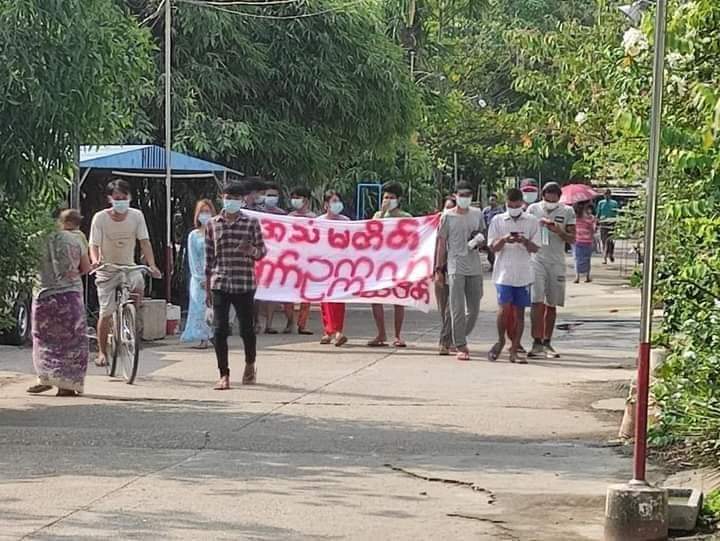 Peaceful anti-coup protest by youths from North Okkalapa Township,Yangon.
#WhatsHappeningInMyanmar
#Apr29Coup