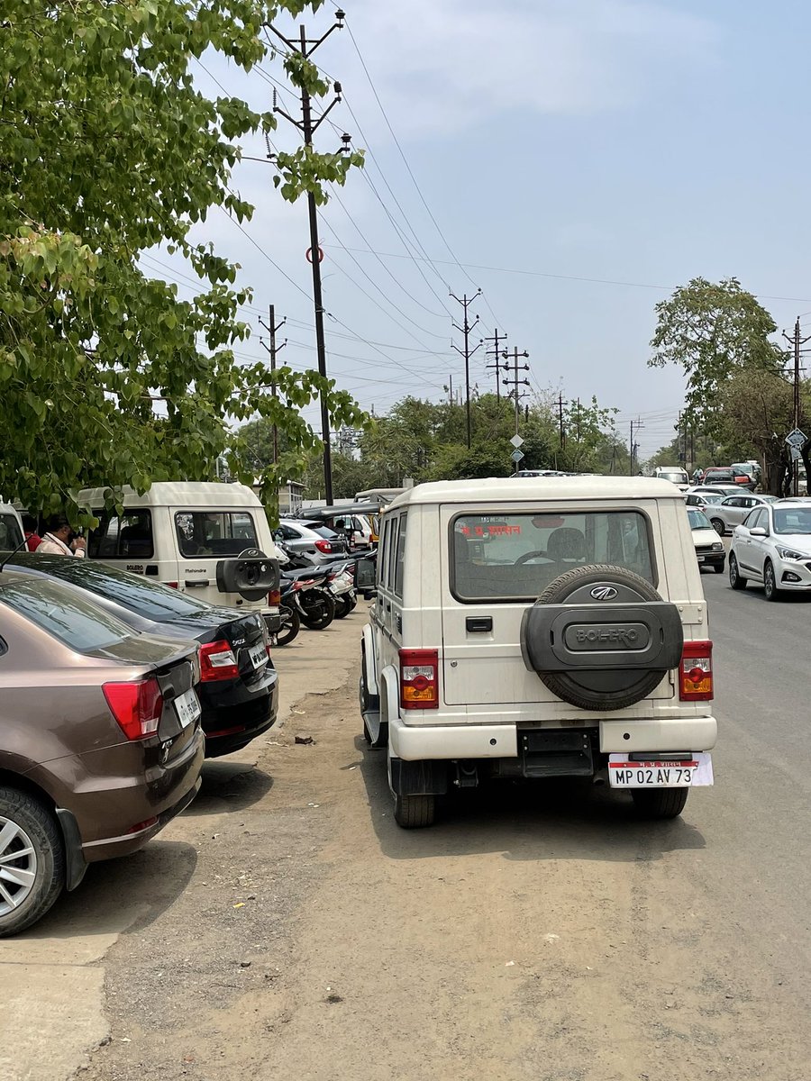 smailrahul's tweet photo. Bolero is parked outside no parking zone in Bansal Hospital blocking others car. A lung Patient waiting in emergency for 1 hour to go home. Creating nuisance 4 common man by parking on road by writing MP GOVT on both sides of car making misuse of power. How the govt is helping us https://t.co/ounbOQgovt