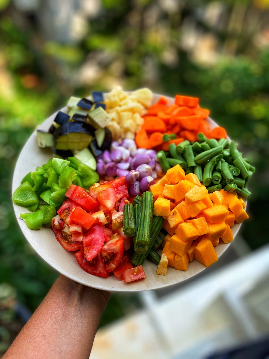 Today’s Lunch
🍚 Brown rice sambar sadam with fully loaded vegetables 🌈 
🥔 Urulai Karakari - Potato Fry
🥬 Keerai Poriyal - Greens Stir Fry
#lunchtime 
#eatarainbow🌈 
#plantrich