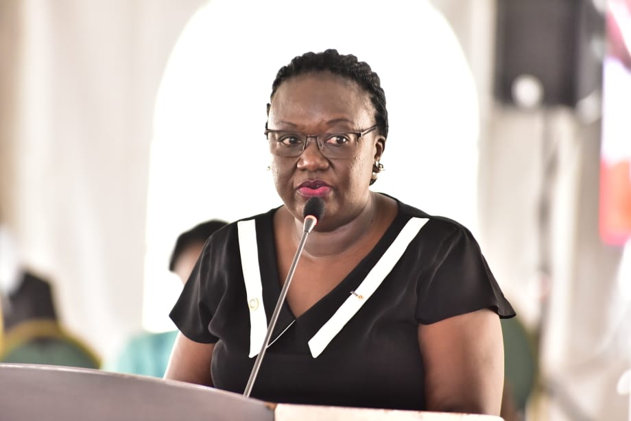 husseinsain1's tweet photo. The Assistant Director, Department of Communication and Public Affairs, @hnkawesa gives a brief on the commemorative magazine of the #64thCPC that was held in Uganda in 2019. #10thParliamentEnds #100YearsofParliament https://t.co/YEJHIwQWdN