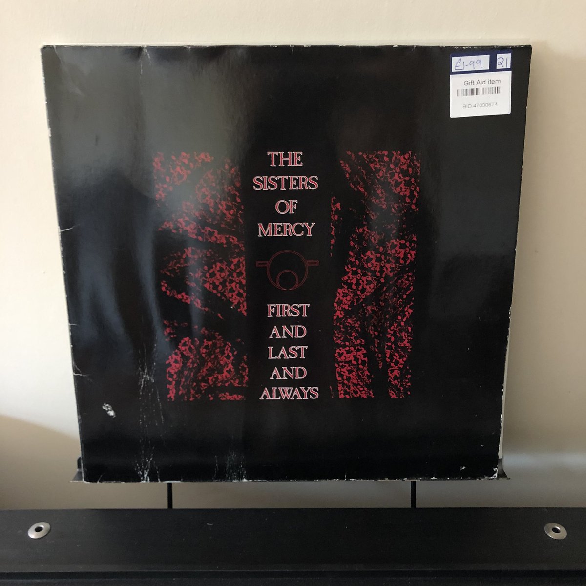ChrisFM52E's tweet photo. Listening to Floodland yesterday reminded me I had this rare bargain from one of the local charity shops. £1.99 mind! But why the dopey price sticker 🤦‍♂️ Jumping in for the first time, sounds good so far. 

#NowPlaying #TheSistersOfMercy #FirstAndLastAndAlways https://t.co/bd6lWxBucD