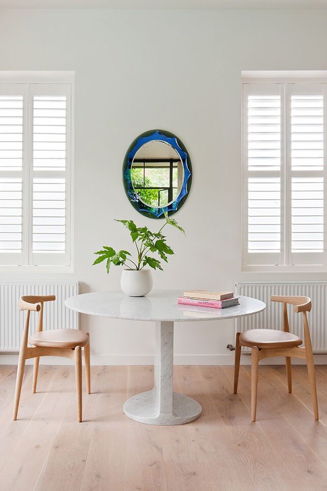 En esta pequeña cocina que os dejo hoy vía 📸 @heckerguthrie está el #iconodeldiseño protagonista del post en el blog: Cómoda, en madera natural y con asiento en piel 🥰 ¿Sois capaces de reconocerlo?
🔗 bit.ly/3eGEegZ
#designinspiration #elbowchair #thedecosoul