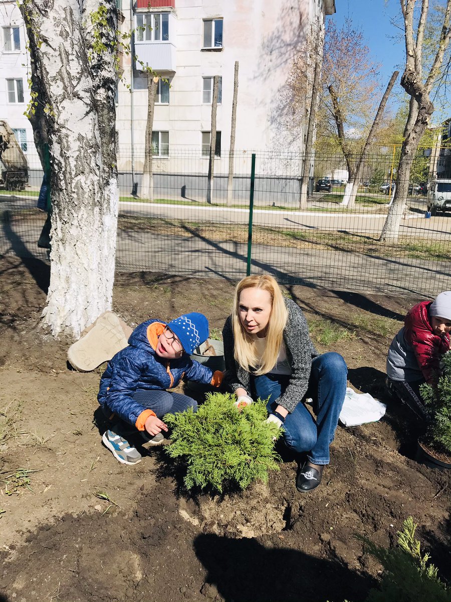 В рамках экологической акции «День Земли» сегодня  на территории д/с воспитанники совместно с педагогами создавали «Хвойный уголок». Высаживали и знакомились с хвойными растениями.