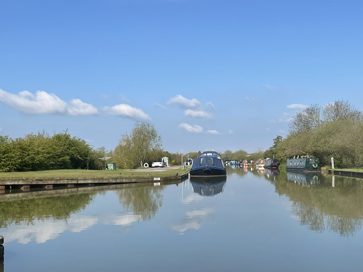 After a very rainy day yesterday, it’s another beautiful day on the #kennetandavoncanal this morning! #boatsthattweet #boatlife #bluesky #reflections #ThursdayMotivation @foxhangers @BigWiltsSkies @StormHour