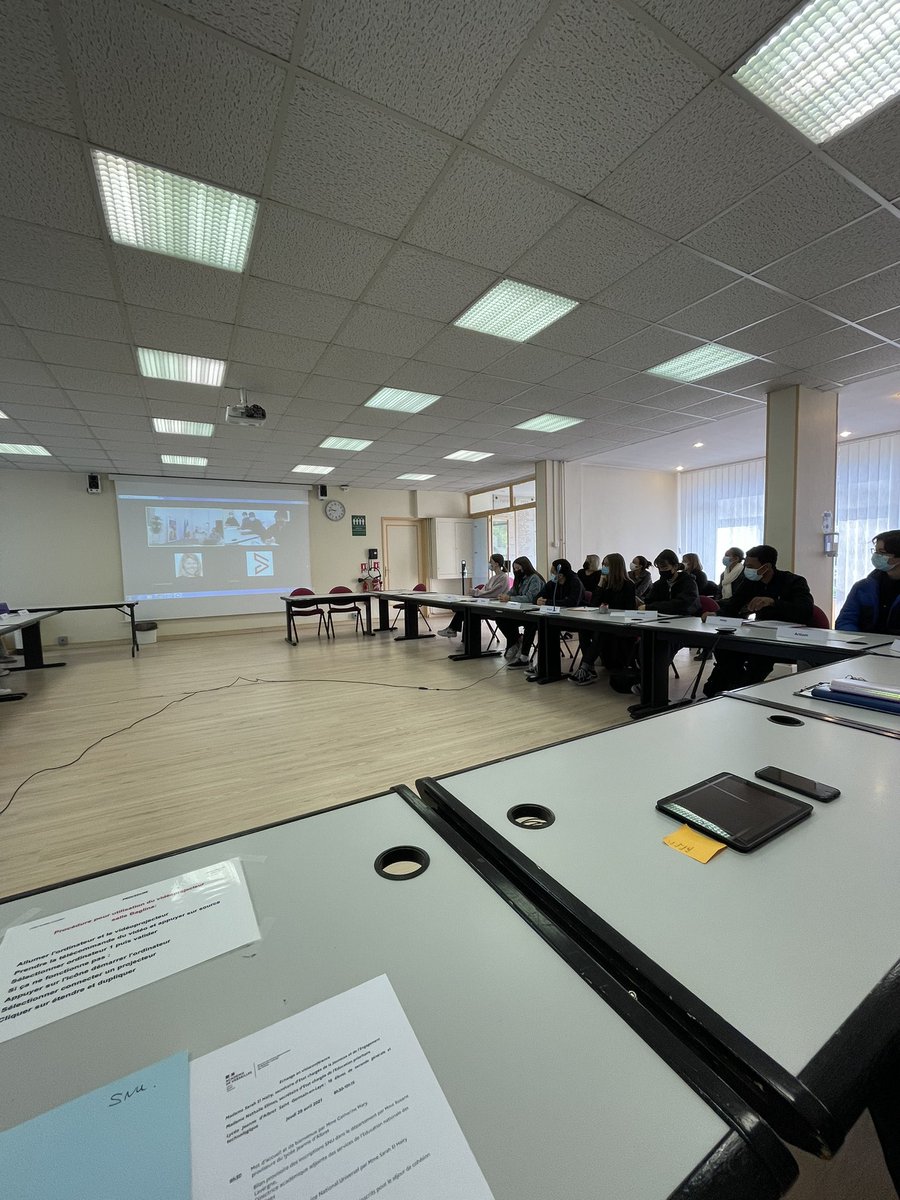 CatherineMary14's tweet photo. Échanges ce matin entre Mme El Haïri, secrétaire d’Etat chargée de la jeunesse et de l’engagement @sarahelhairy et les élèves du #lycéeJDAlbret : plus de 40 volontaires pour le SNU @snujemengage ! #engagement #solidarite #fraternité https://t.co/HxPFibi4gN
