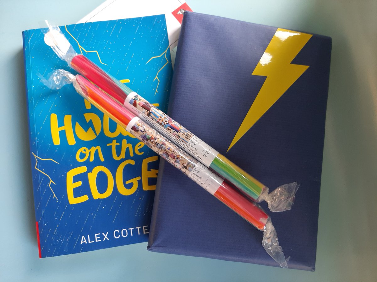 AlexFCotter's tweet image. BOOK GIVEAWAY!📚
Follow, like &amp;amp; RT to win a wrapped proof copy of #TheHouseOnTheEdge, seaside rock &amp;amp; signed bookplate!👻🌊🐚
Winner picked from hat on Mon 3/5. Alas, UK only, soz.
#kidslit