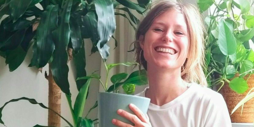 hetkanWel's tweet photo. Marjolein fietst met haar 'Stekmobiel' door Utrecht en haalt bij iedereen #stekjes en #planten op. Ze geeft de stekjes weg aan mensen met een kleine portemonnee, zodat iedereen geniet van een groen huis: https://t.co/KWWHoLEaeT https://t.co/0o5B1OIZKq