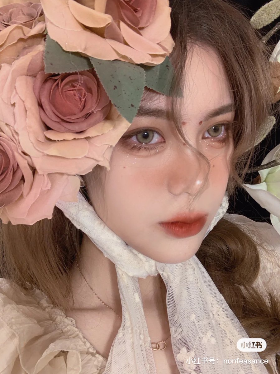 mimi_cosme_'s tweet photo. 《 西洋風フラワーメイク 》
🤫 Joocyee 琥珀シリーズ 琥珀セミマットリップ #V07
▷ https://t.co/qdFdc7HJWn
ドライフラワーの飾りがふんわりした雰囲気💐
全体的に柔らかいブラウンベースのメイクで、リップもブラウンレッドのグラデーションに💋
#中国メイク #中国コスメ #Joocyee https://t.co/LbEFGq77Q4