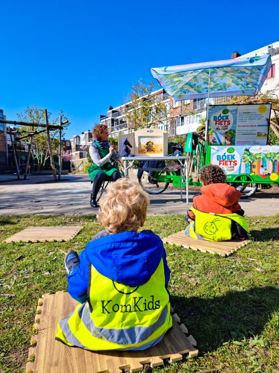 KomKids's tweet photo. Afgelopen week lazen onze KomKids-medewerkers weer voor aan de jongste kinderen van Schiedam-West. Dat deden ze niet alleen, maar samen met @boekfiets. Kom jij binnenkort ook voorlezen? Check de vacature via de link hieronder &amp; solliciteer!❗https://t.co/5seoFf35K0❗ #solliciteer https://t.co/Jn9WH5kdKT
