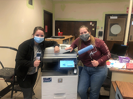 FraserAIS's tweet photo. This past Friday and Saturday, some of our employees proudly took part in the United Way of Berks County Spring Spruce Up event! #springspruceup #communityservice #whyFraser https://t.co/5hl0KBClGV