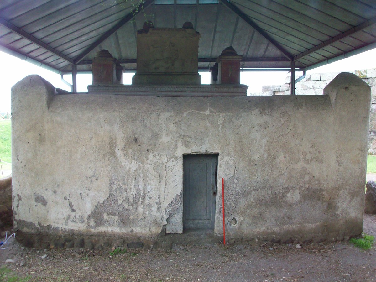 Because on the other side... Directly abutting another  #tomb. And the entrance to Vestorius Priscus' tomb? The *only* way to see those gorgeous  #frescos or offer libations? At the back. So the stones ensure that the tomb chamber will always be accessible.