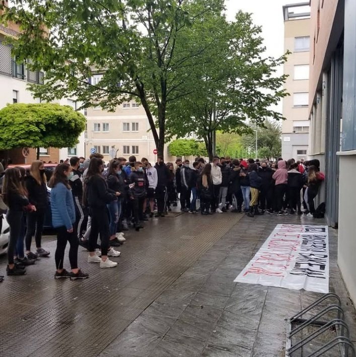 ZIA__AEZ's tweet photo. Asteartean "Utzi ikasleria bakean, basta de acoso policial" lelopean patio orduan elkartu ginen poliziaren presentzia itogarria salatzeko.
@serrazabal1988 https://t.co/ZkJprmyfoo