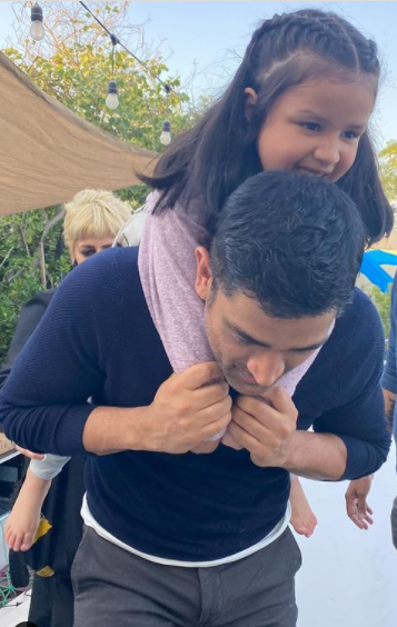 ItsDEVil_Love's tweet photo. #MSDhoni  and his daughter Ziva Dhoni , both r looking so adorable ❤️❤️❤️❤️
#MSDLover 
Pic source: IG https://t.co/nufa9VHzPW
