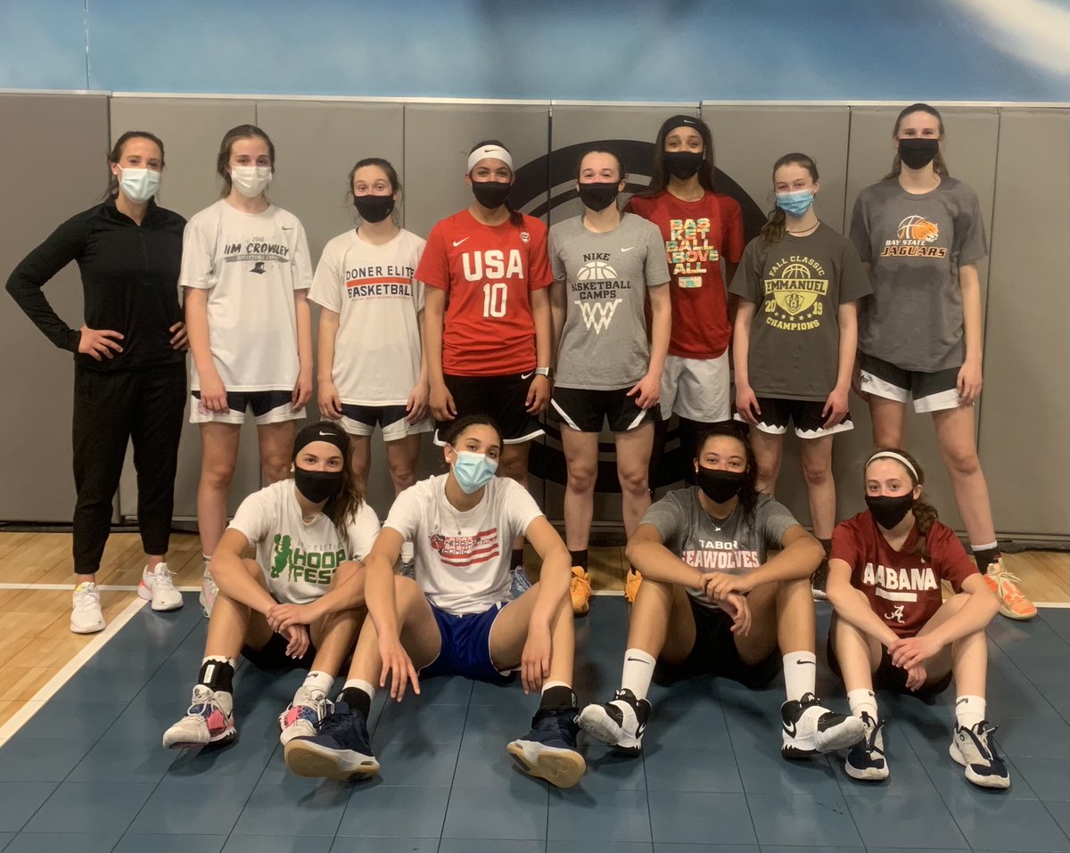 mrodrigues423's tweet photo. Thank you shoutout to @RiversAthletics Coach @LHMiller44 for visiting our 8th grade @BayStateJags practice last night!  Coach brought her energy, passion for the game and put the girls thru a college level practice. We appreciate you! @tiffrod45 @LaurieBollin https://t.co/GK03T7YvAz